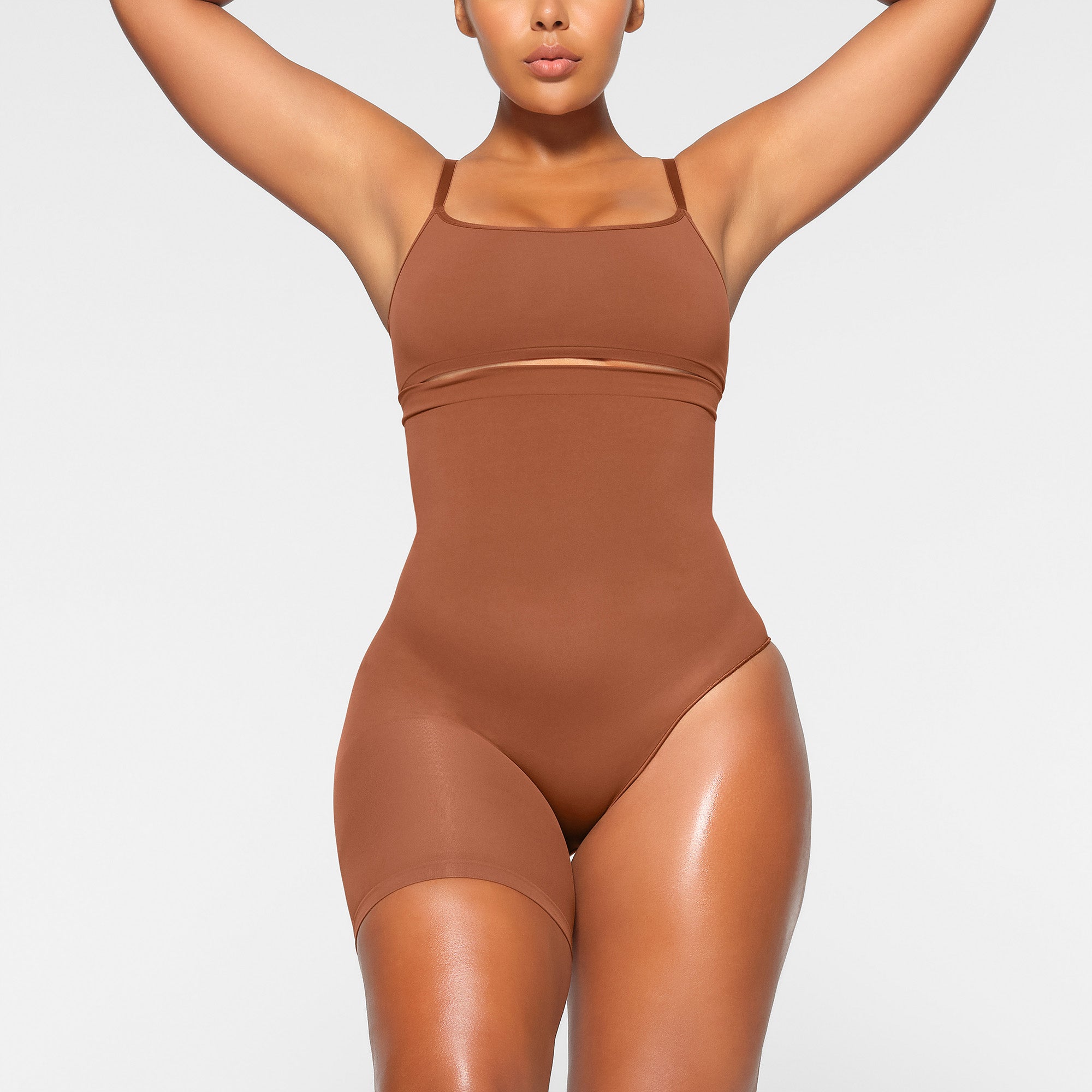 SEAMLESS SCULPT SOLUTION SHORT LEFT LEG EXPOSED WORN BY A MODEL IN FRONT VIEW, XL