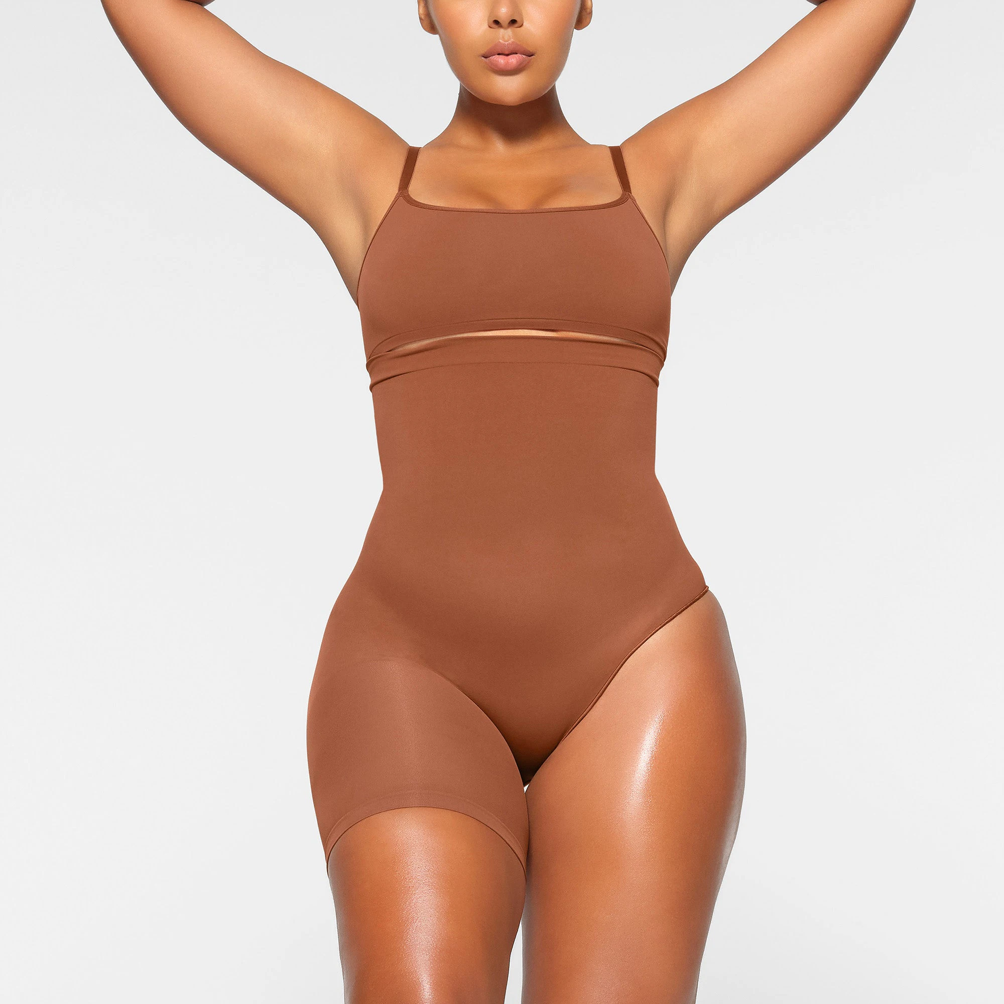 SEAMLESS SCULPT SOLUTION SHORT LEFT LEG EXPOSED WORN BY A MODEL IN FRONT VIEW, XL