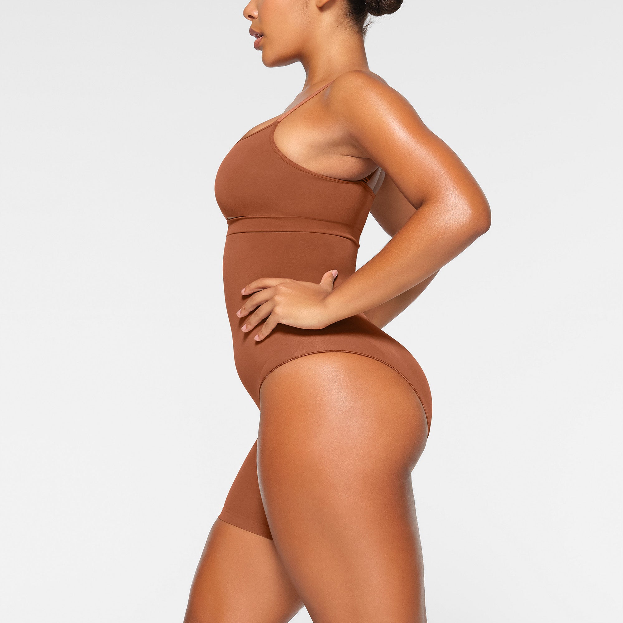 SEAMLESS SCULPT SOLUTION SHORT LEFT LEG EXPOSED WORN BY A MODEL IN SIDE VIEW