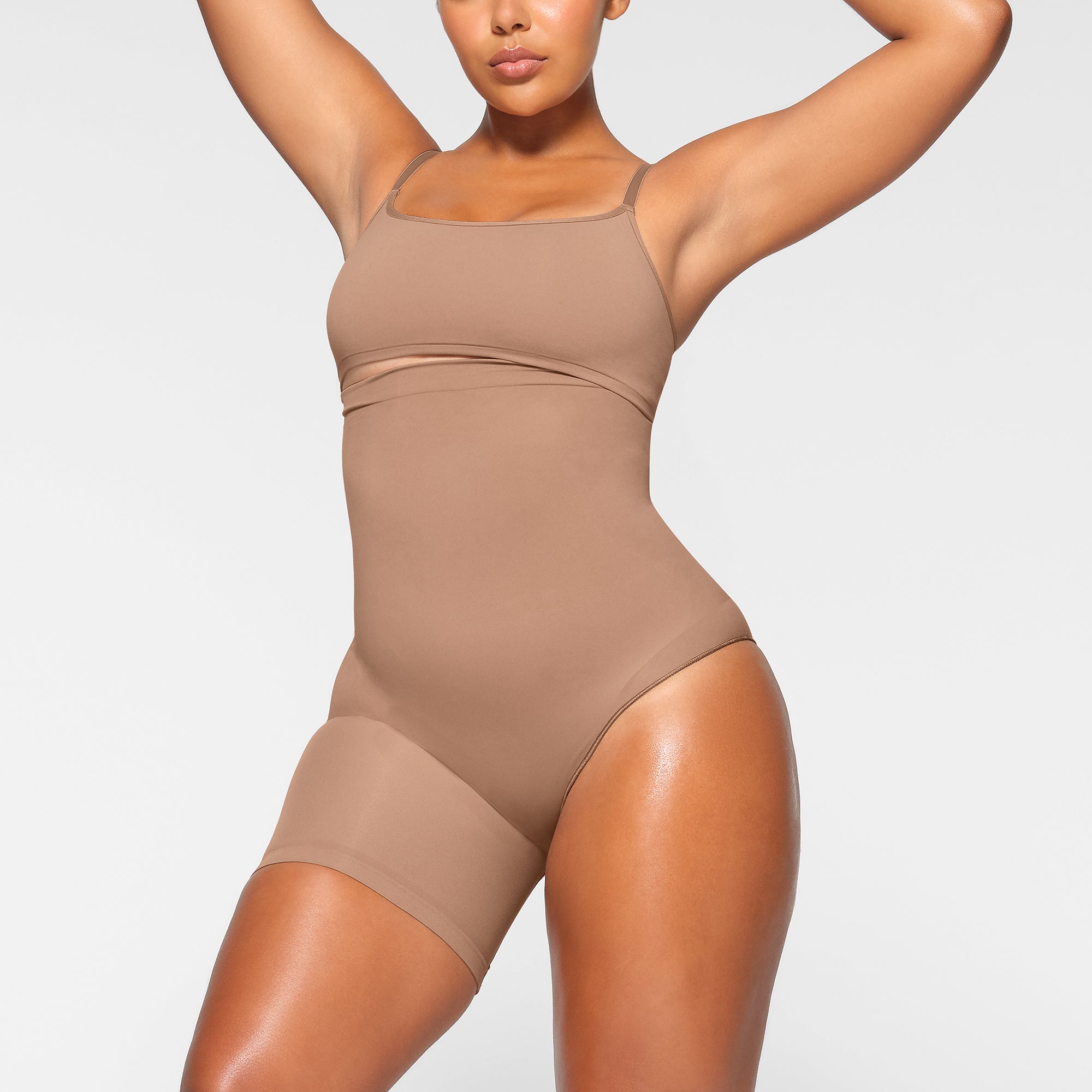 SEAMLESS SCULPT SOLUTION SHORT LEFT LEG EXPOSED WORN BY A MODEL IN FRONT VIEW | SEE: M, L, XL