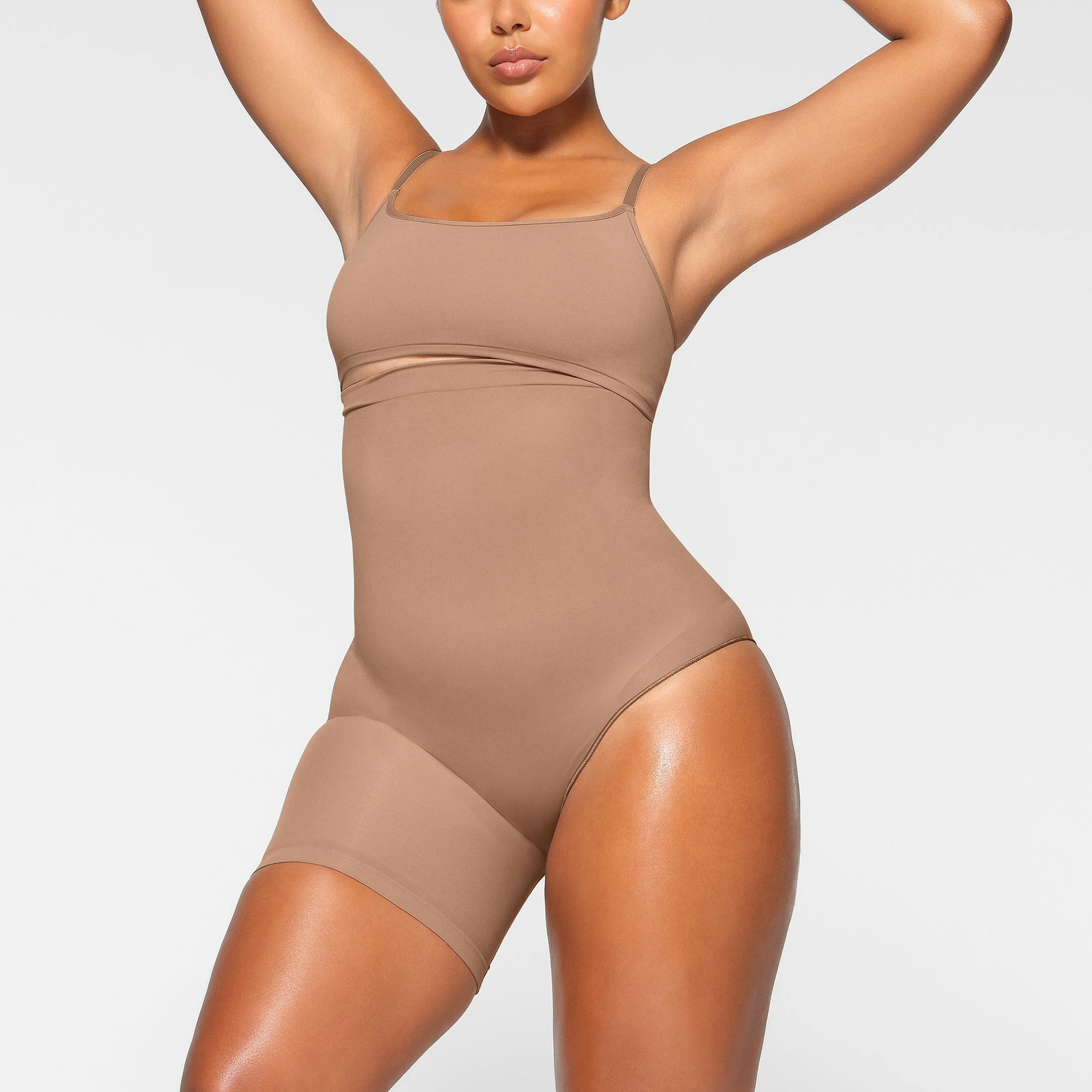 SEAMLESS SCULPT SOLUTION SHORT LEFT LEG EXPOSED WORN BY A MODEL IN FRONT VIEW | SEE: M, L, XL