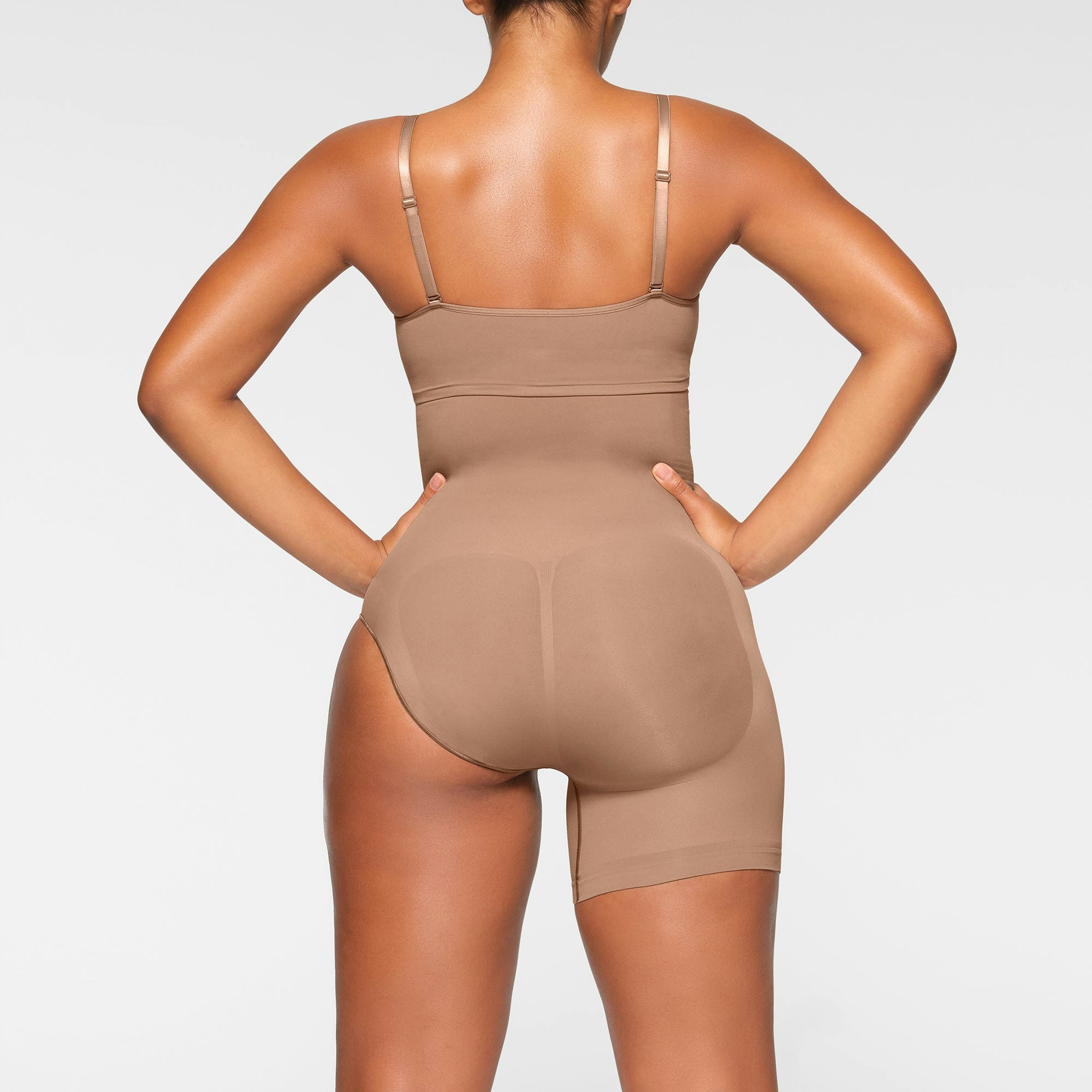 SEAMLESS SCULPT SOLUTION SHORT LEFT LEG EXPOSED ON A MODEL BACK VIEW