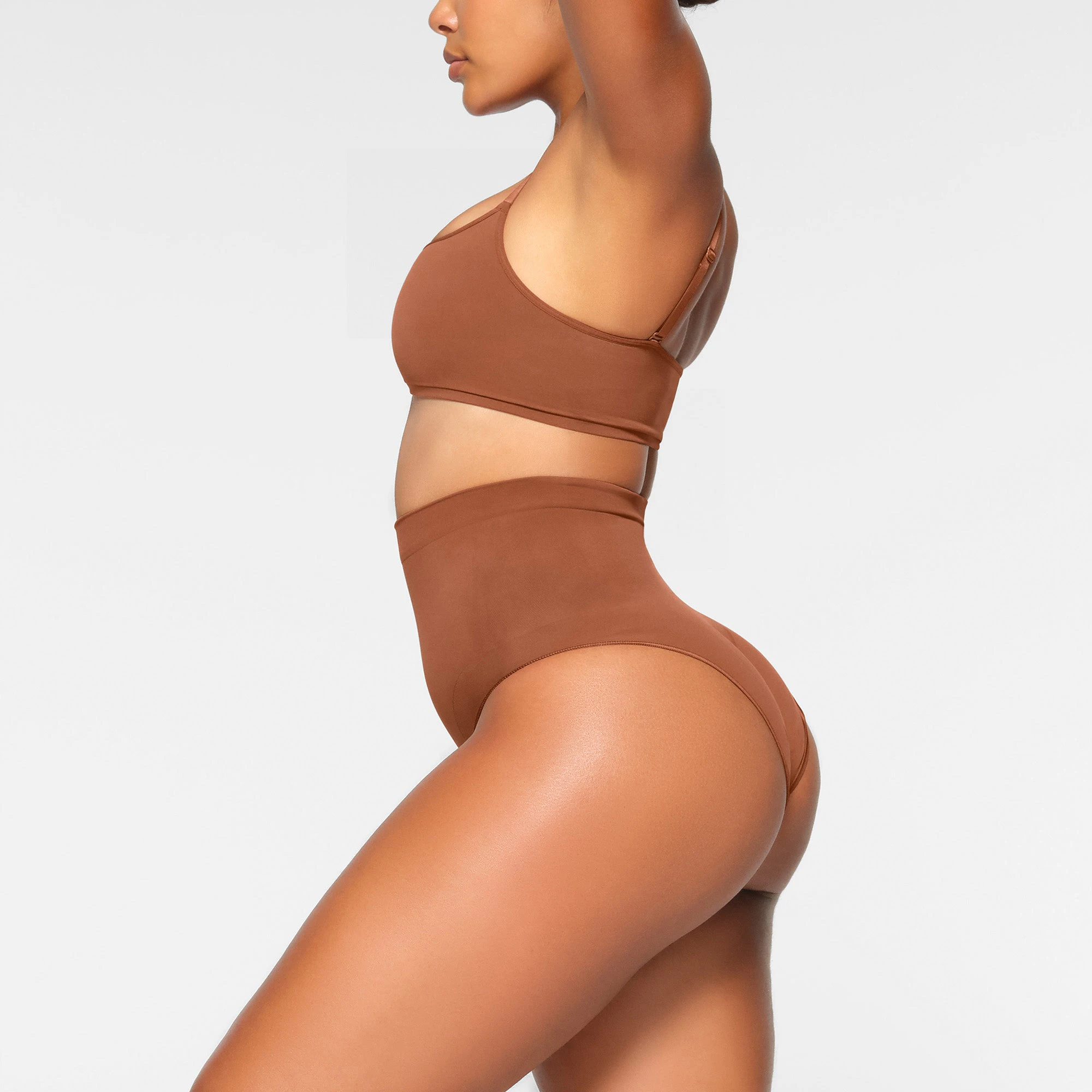 SEAMLESS SCULPT SCOOP NECK BRALETTE WORN BY A MODEL IN SIDE VIEW
