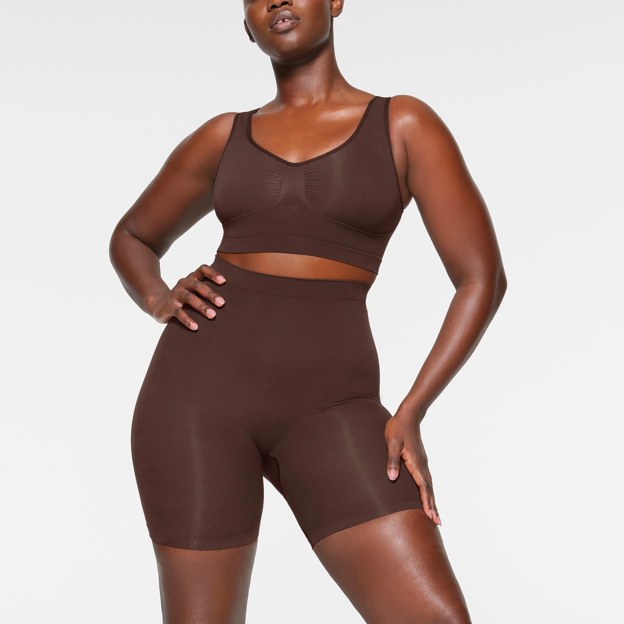 SEAMLESS SCULPT SCOOP PLUNGE BRALETTE WORN BY A MODEL IN FRONT VIEW | SEE: M, L, XL