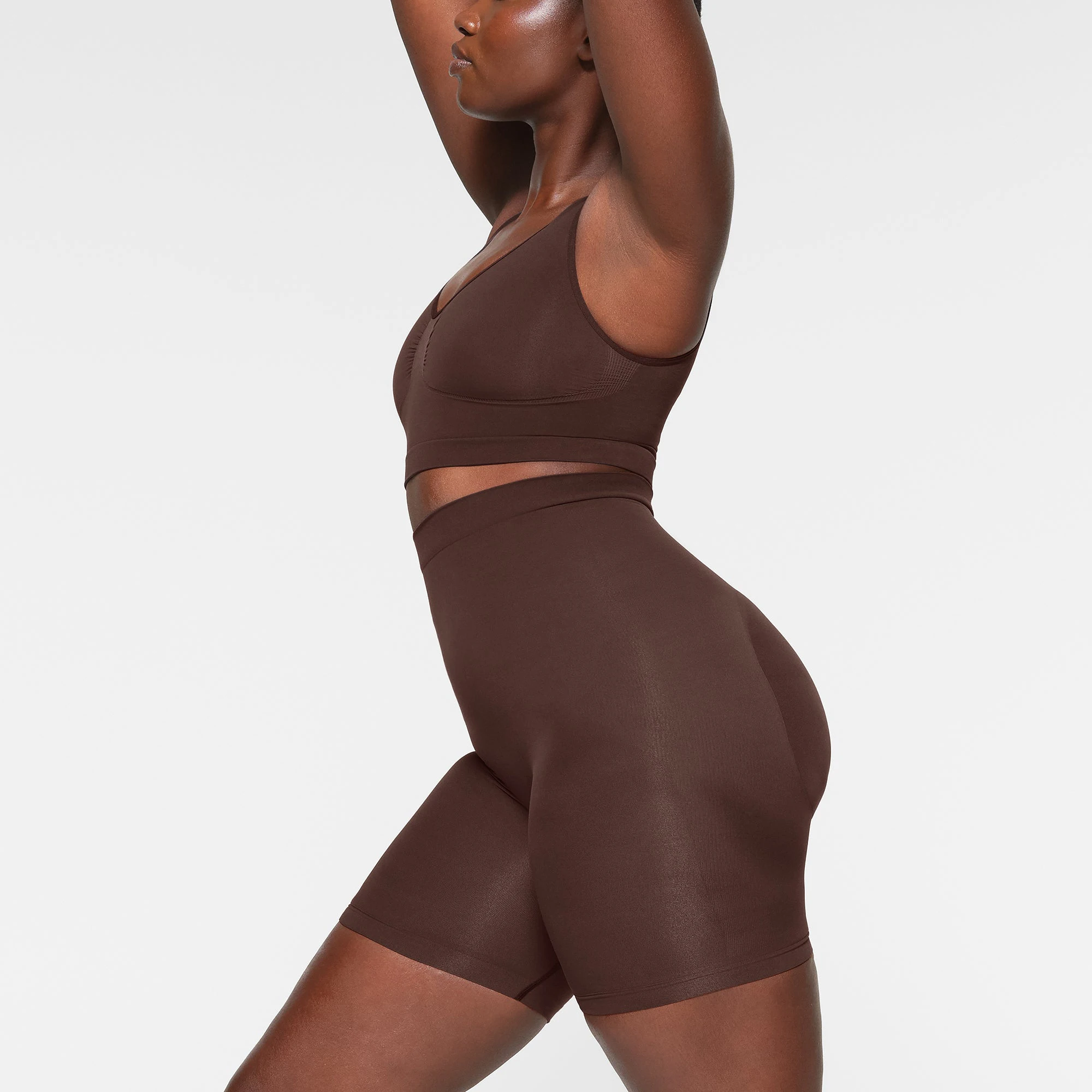 SEAMLESS SCULPT SCOOP PLUNGE BRALETTE WORN BY A MODEL IN SIDE VIEW