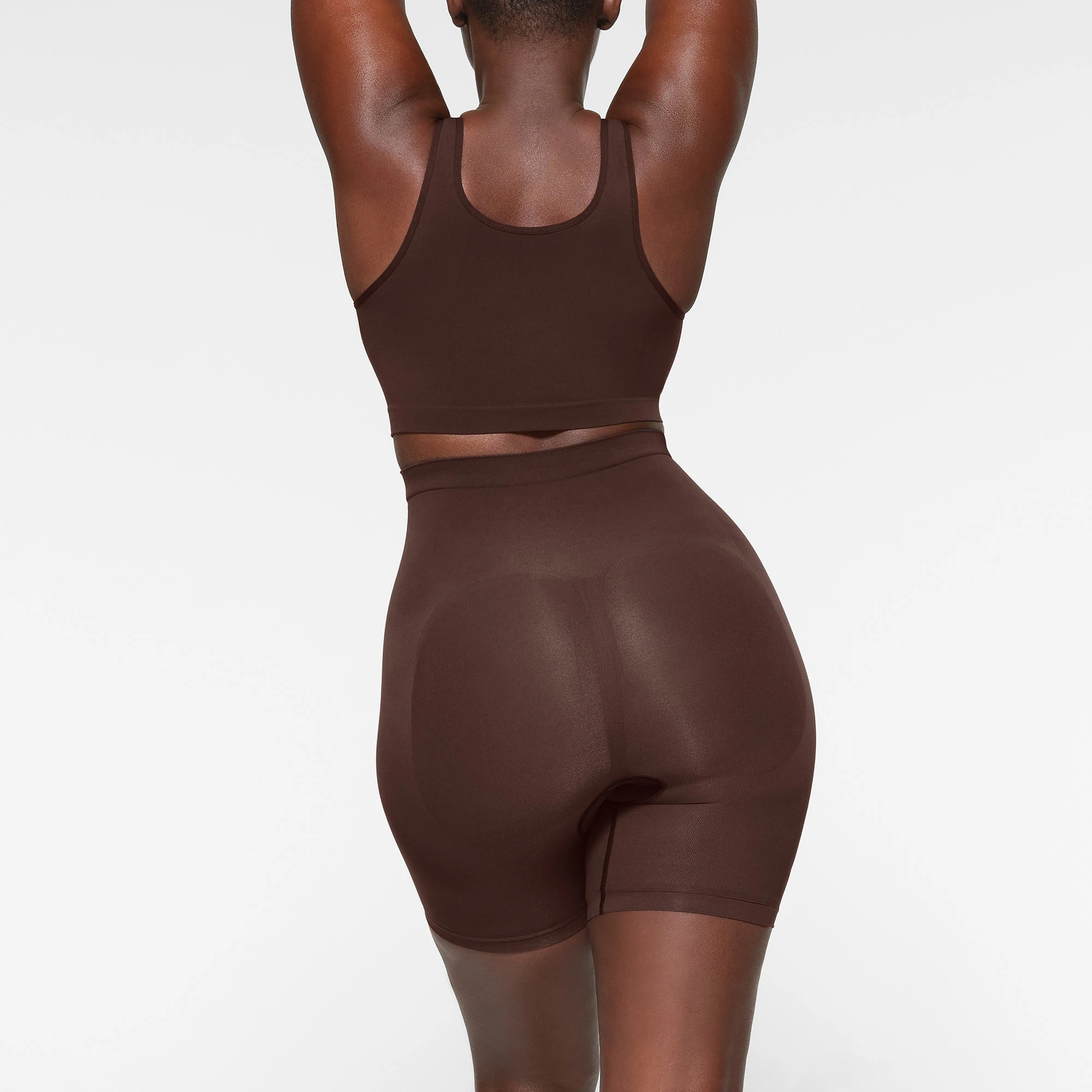 SEAMLESS SCULPT SCOOP PLUNGE BRALETTE WORN BY A MODEL IN BACK VIEW