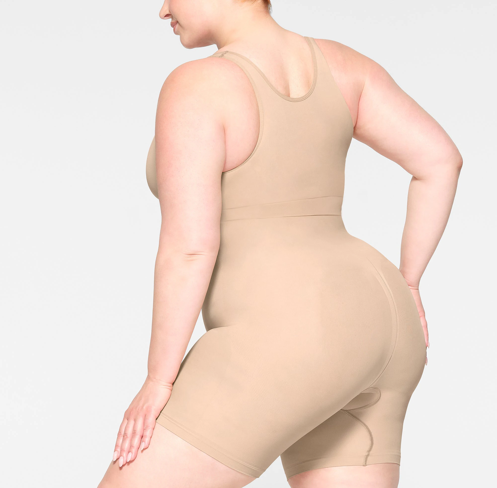 SEAMLESS SCULPT SCOOP PLUNGE BRALETTE WORN BY A MODEL IN SIDE VIEW