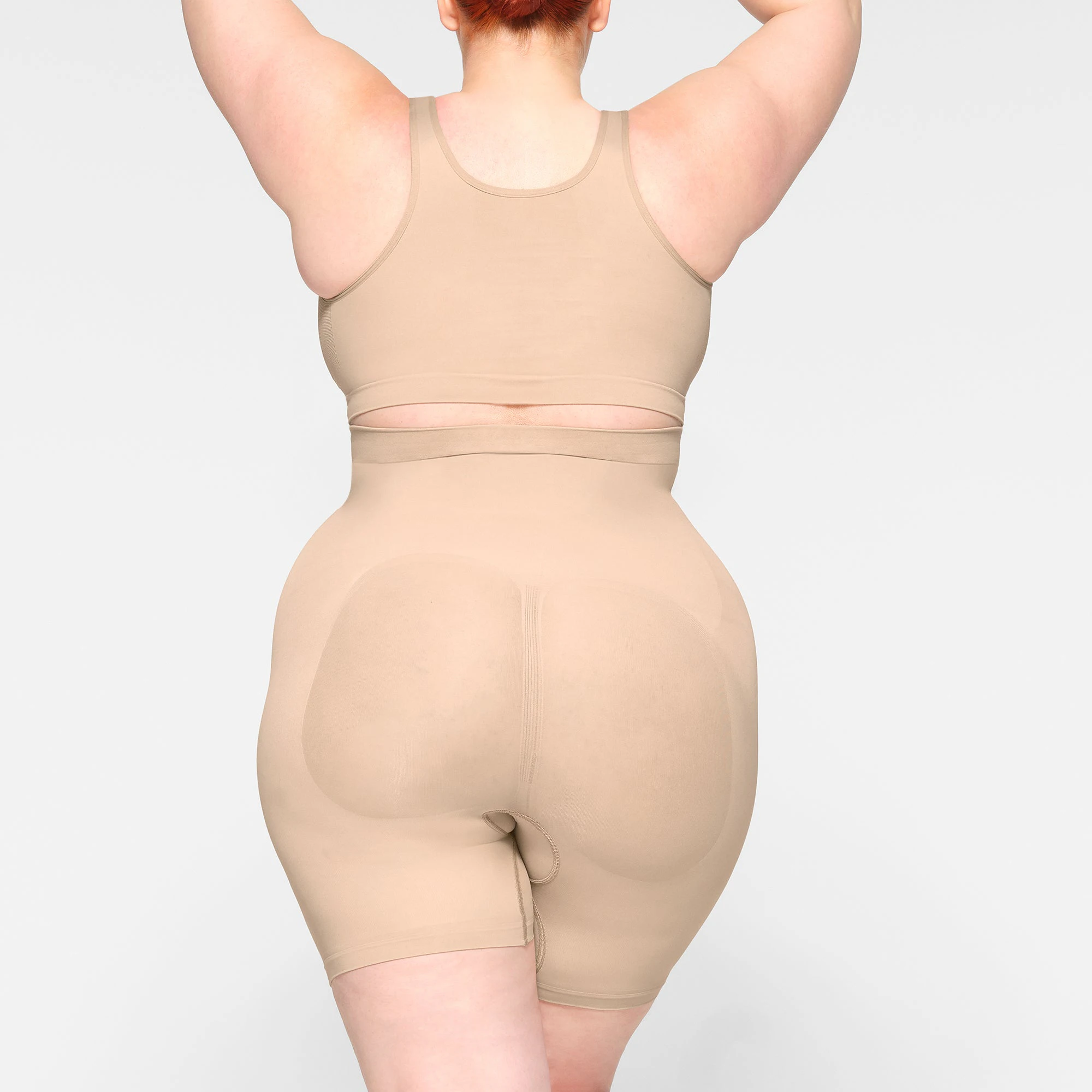 SEAMLESS SCULPT SCOOP PLUNGE BRALETTE WORN BY A MODEL IN BACK VIEW