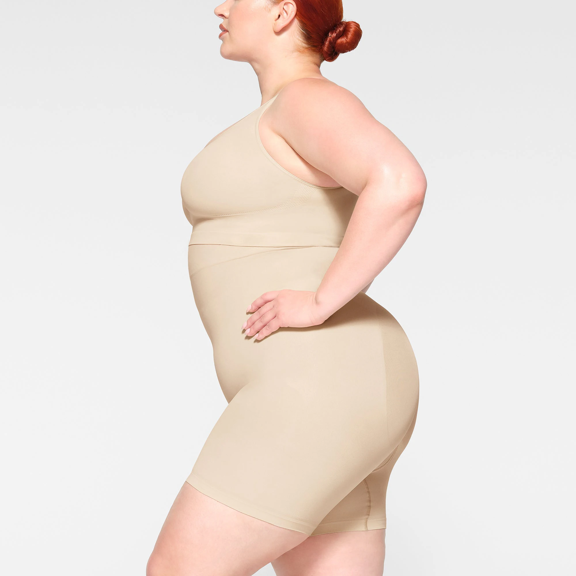 SEAMLESS SCULPT SCOOP PLUNGE BRALETTE WORN BY A MODEL IN SIDE VIEW