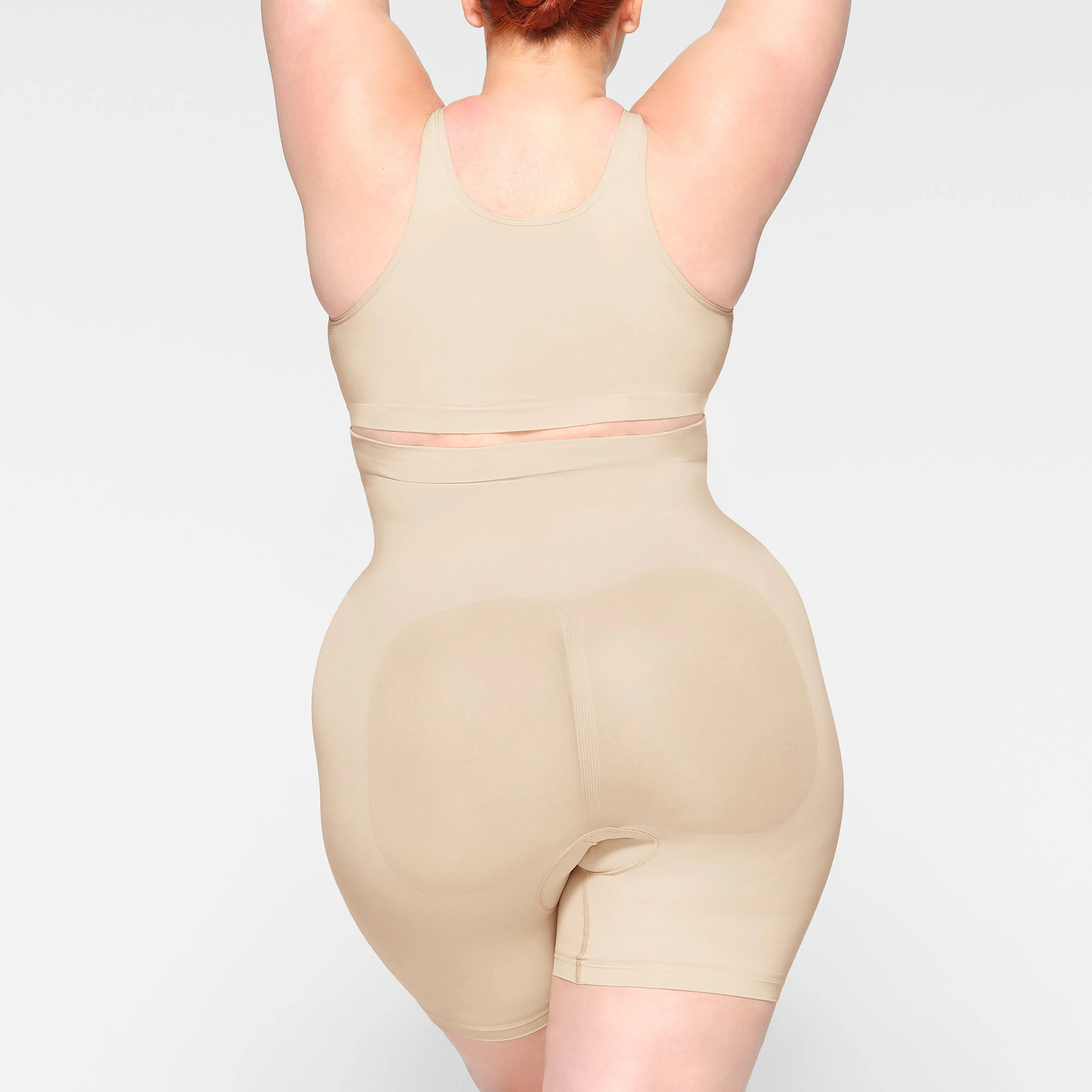 SEAMLESS SCULPT SCOOP PLUNGE BRALETTE WORN BY A MODEL IN BACK VIEW
