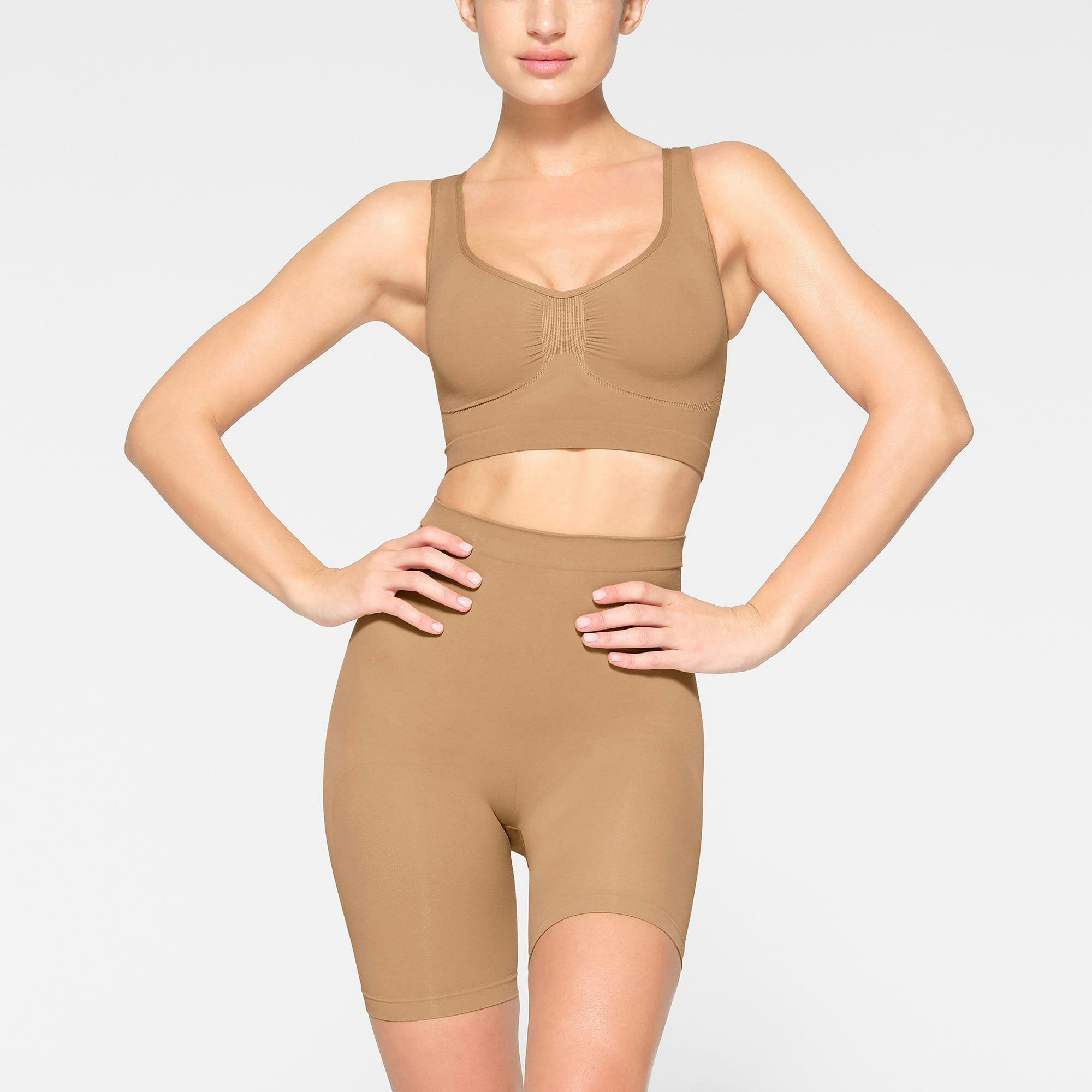 SEAMLESS SCULPT SCOOP PLUNGE BRALETTE WORN BY A MODEL IN FRONT VIEW | SEE: XXS, XS, S