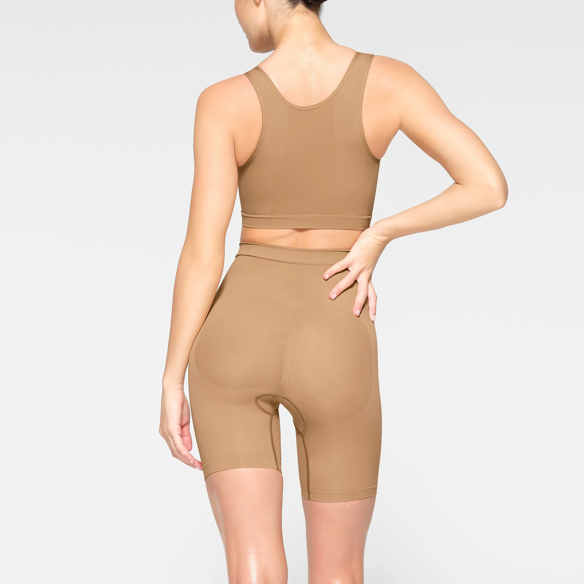 SEAMLESS SCULPT SCOOP PLUNGE BRALETTE WORN BY A MODEL IN BACK VIEW