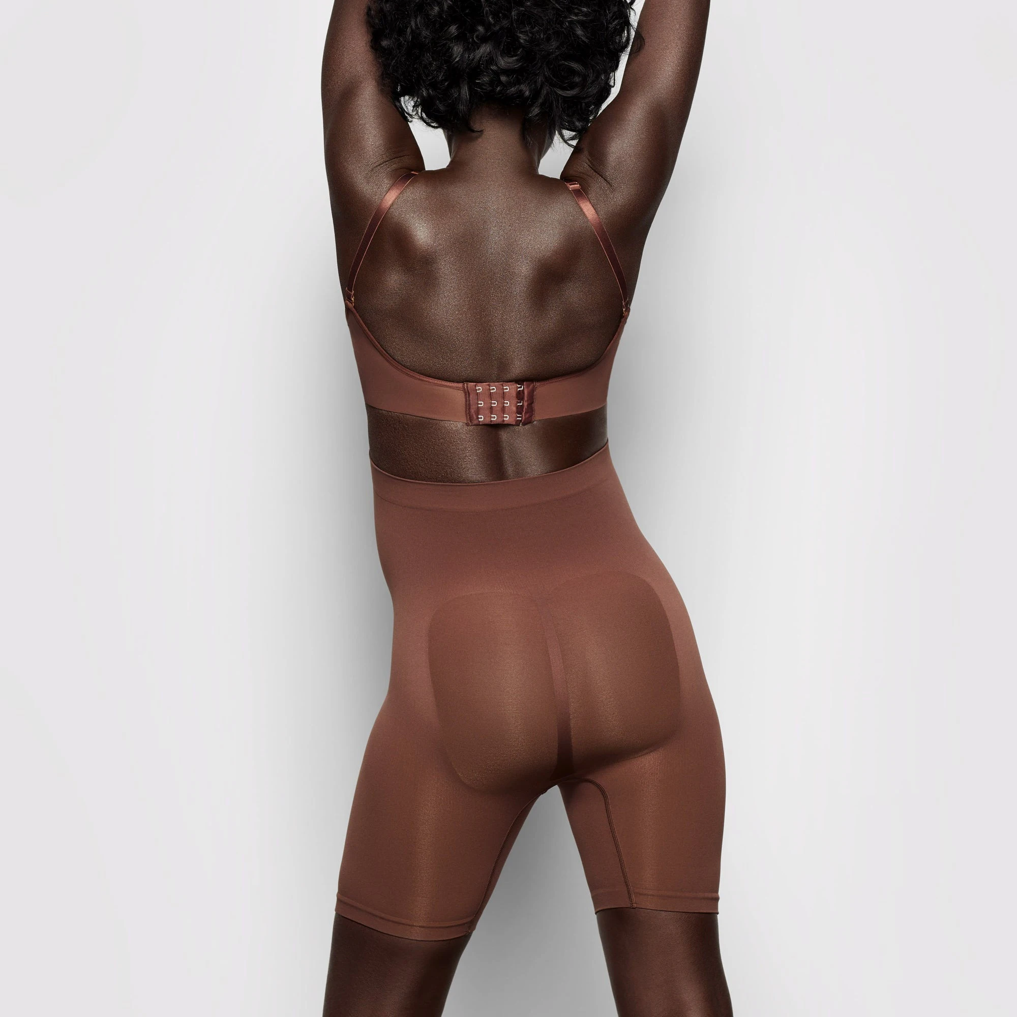 MATERNITY SCULPTING SHORT MID THIGH COCOA_04