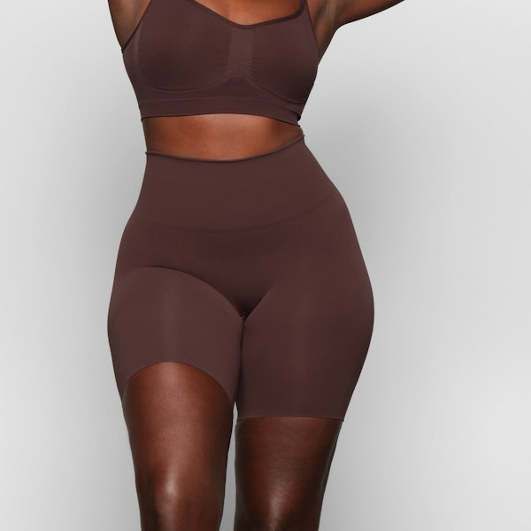 BUTT ENHANCING SHORT WORN BY A MODEL IN FRONT VIEW | SEE: M, L, XL