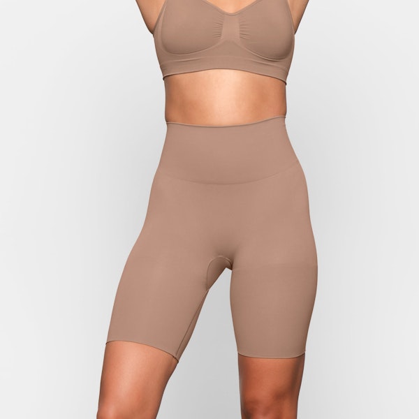 BUTT ENHANCING SHORT WORN BY A MODEL IN FRONT VIEW | SEE: XXS, XS, S