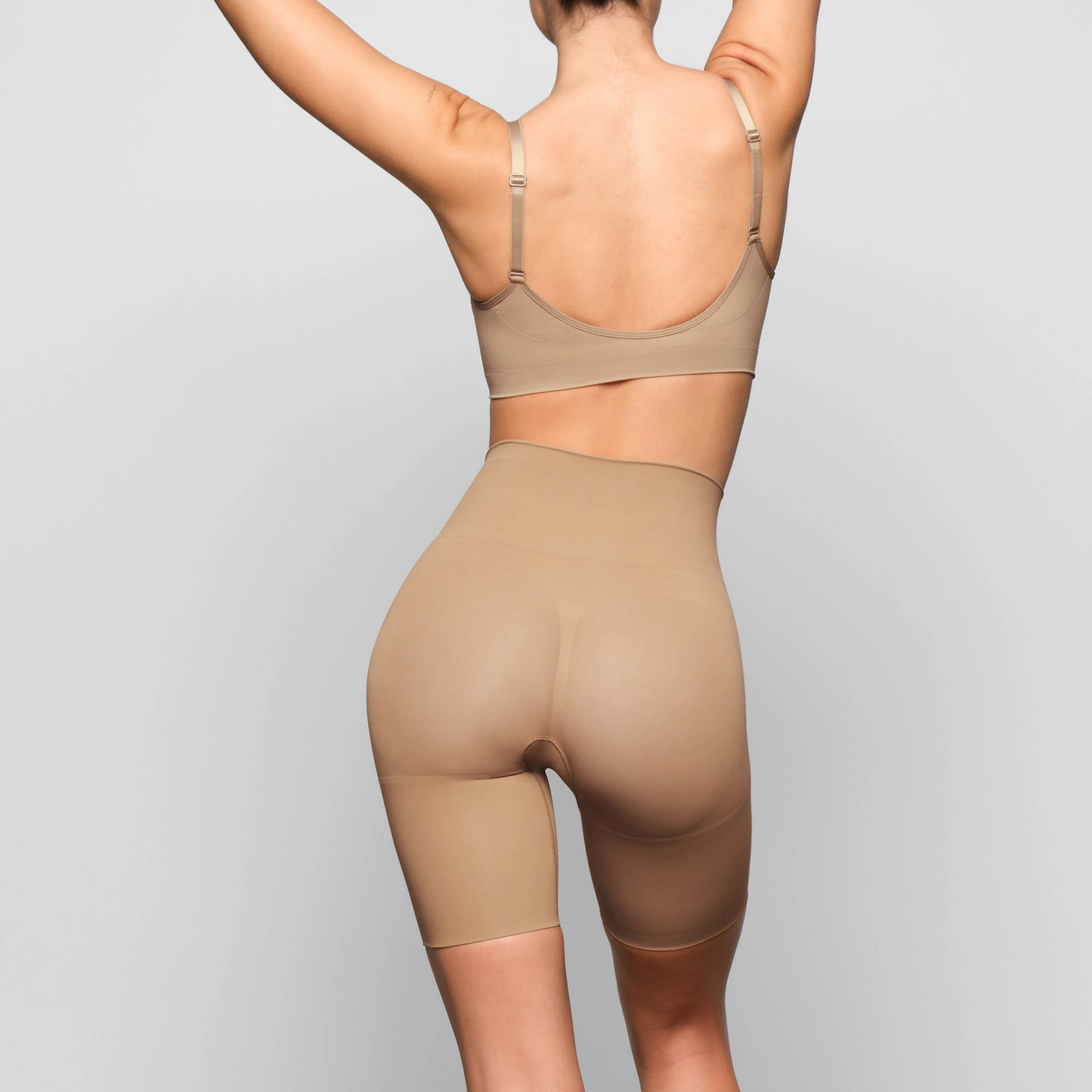 BUTT ENHANCING SHORT WORN BY A MODEL IN BACK VIEW