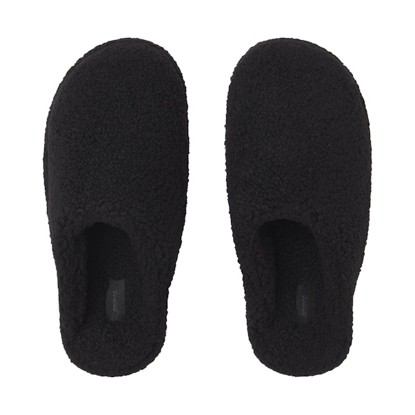 TEDDY SHERPA SLIPPER LAYS FLAT ON A WHITE BACKGROUND
